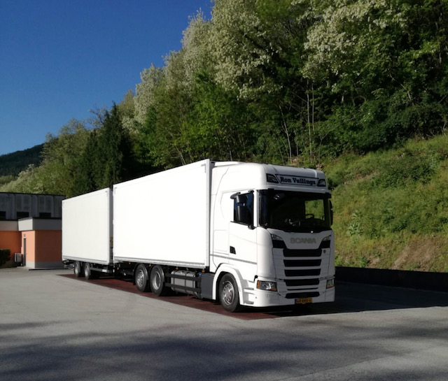 Internationaal transport vrachtwagens voorkant in Italië