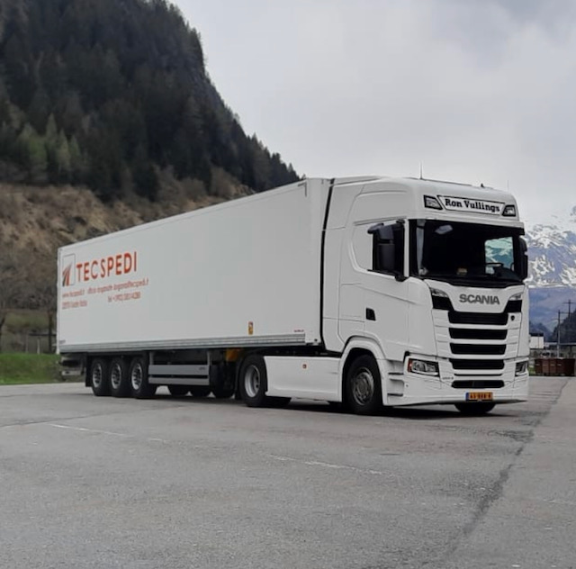 Internationaal transport vrachtwagens op rij