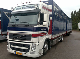 Internationaal transport vrachtwagen voorkant