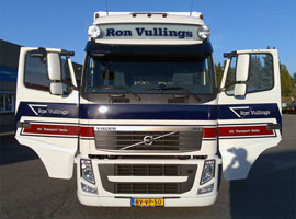 Internationaal transport vrachtwagens voorkant