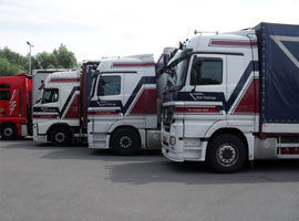 Internationaal transport vrachtwagens op rij