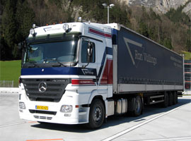 Internationaal transport vrachtwagens voorkant in Italië