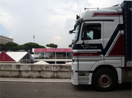 Internationaal transport vrachtwagen zijkant in Italië